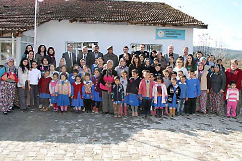 Köy okuluna bilgi evinden yardım