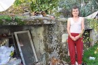 Çöp evde tek başına yaşam mücadelesi veriyor