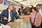 Zolan kendi elleriyle aşure dağıttı