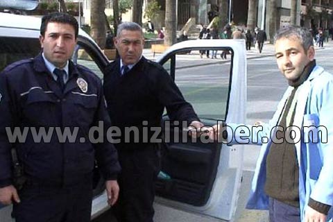 Yolda 5 bin lira buldu polise teslim etti