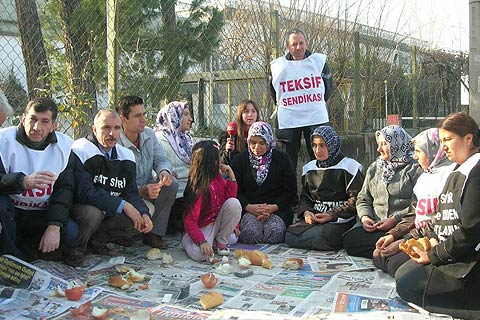 DEBA işçilerinden kuru soğan ve ekmekli eylem