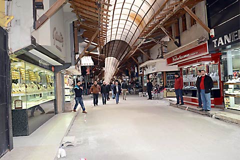 Kaleiçi’nde Tuhafiyeciler Caddesi’ne düzenleme