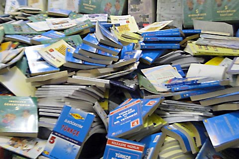 Denizli Polisi’nden bandrolsüz kitap baskını