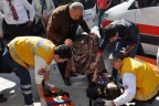 Makinesini bırakıp yaralıya koştu