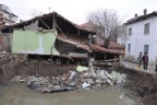 Temel kazısı ev yıktı