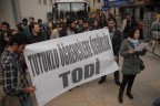 Tutuklu arkadaşlarına kart gönderdiler