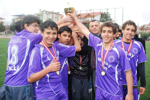Futbolda şampiyon okul Yaptırma