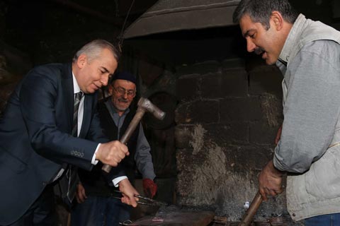 Demiri tavında dövdü