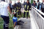 Bacağı sıkışan çocuğu itfaiye kurtardı