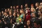 Bayan Zolan koroyla şarkı söyledi