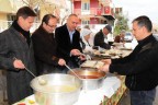 2 Bin kişiye yemek dağıttı