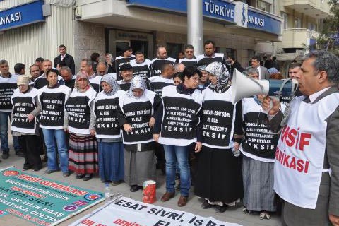 DEBA mağdurları kredi kartlarını yaktı