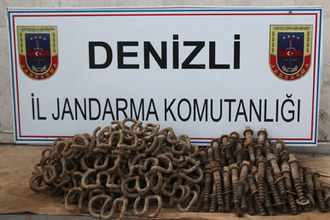 Demiryolunun ray bağlantı vidalarını çaldılar