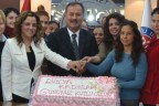 Özer’den kadın personele jest