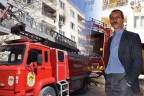 Alevlerin arasından 2 kişiyi kurtardı
