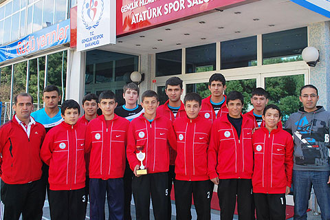 Güreşçiler, 5 madalyayla döndü