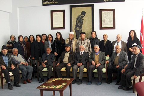 MHP’li kadınlardan huzurevi ziyareti