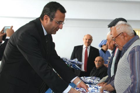 Vali Demir, yaşlıları sevindirdi