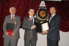 Gazi iki polise övünç madalyası