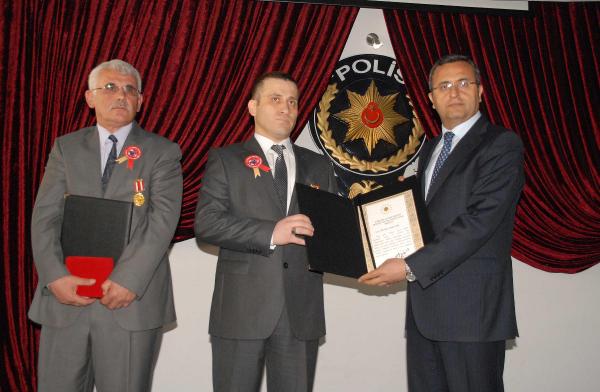 Gazi iki polise övünç madalyası