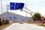Kamyon yön levhasına çarptı