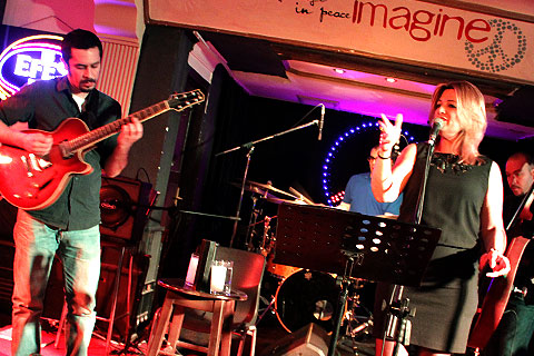 Birsen Tezer İmagine Bar’daki konseriyle büyüledi