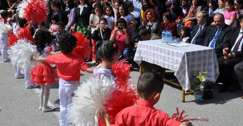 denizli-23-nisan-okul-da-kutlama-ic