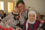 Huzurevindeki annelerin elini öptüler