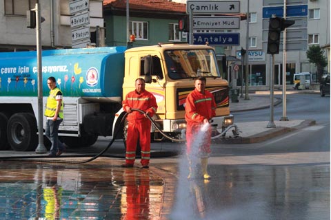 Denizli Belediyesi caddeleri yıkadı