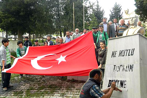 Çivril Atatürk’e sahip çıktı