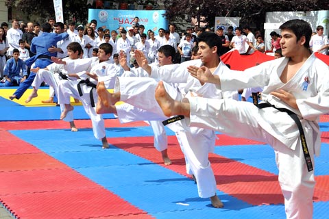 Düşük katılımlı 19 Mayıs kutlaması