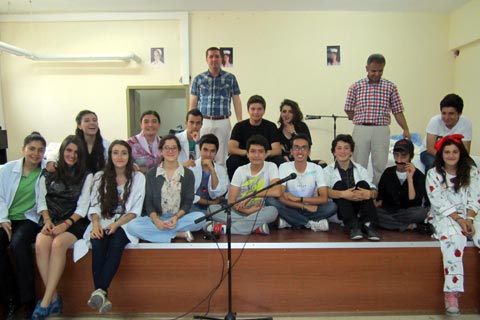 Liselilerden ağlatan uyuşturucu tiyatrosu