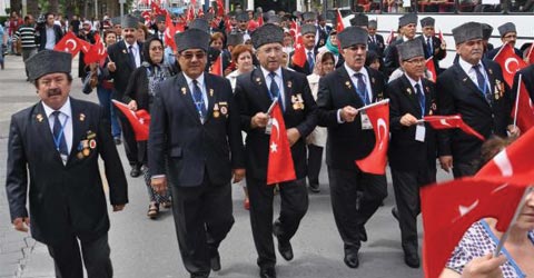denizli-gaziler-alkislarla-karsilandi-ic
