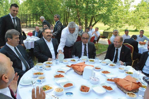 Devecioğlu’ndan eğitimciler onuruna yemek