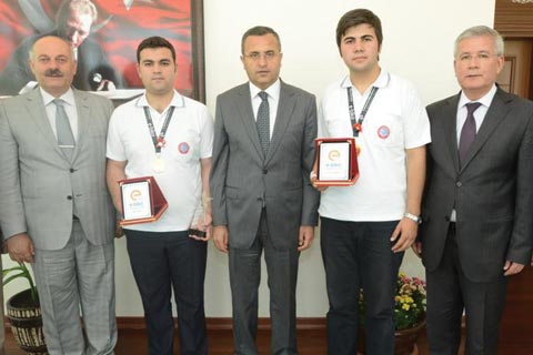Vali Demir’den birincilere altın
