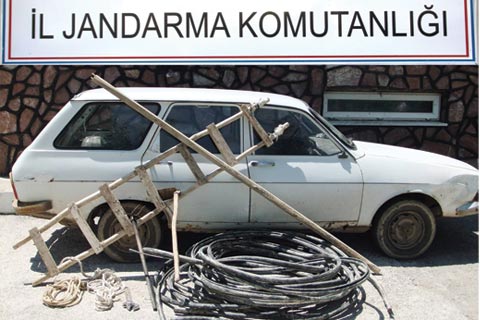 Telefon kablosu çalan 3 kişi yakalandı