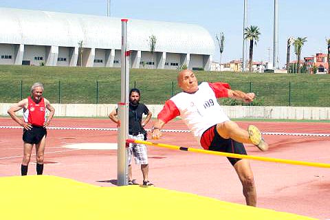 82 yaşında 3 altın 1 gümüş madalya kazandı