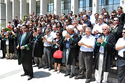 Avukatlardan adliyede protesto
