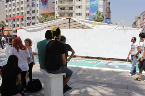 Belediye Gezi Direnişi post-itlerini söktü