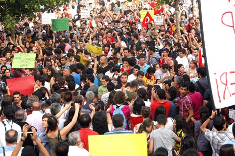 Denizli’nin Çınar Meydanı Taksim’i andırdı