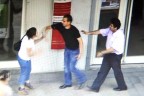 Boşandığı eşine meydan dayağı attı