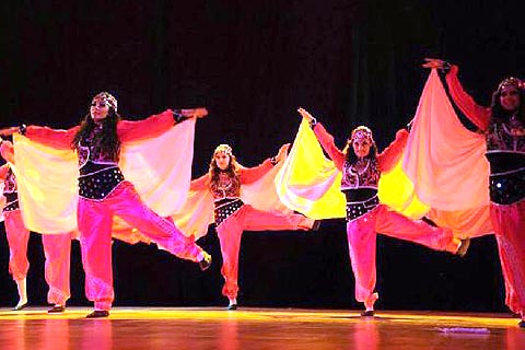 Destan 162 dansçıyla gösteri yaptı