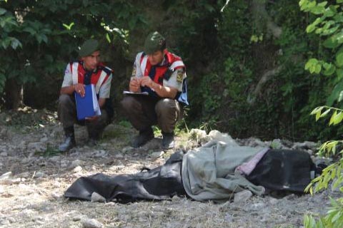 Yaşlı adam traktör altında can verdi