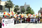 İşitme engellilerden sloganlı balonlu kutlama