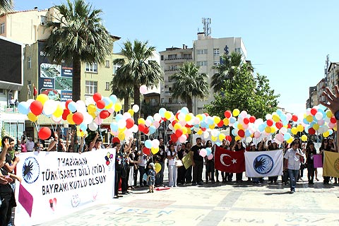 İşitme engellilerden sloganlı balonlu kutlama