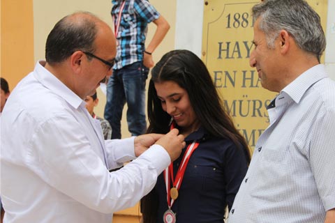Başkan Uslu’dan okul birincilerine altın