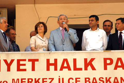 Aday adaylığını balkondan açıkladı