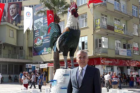 Cam horoz, iki saatte bir ötecek