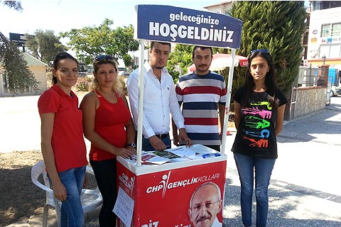 CHP’li gençler öğrencilere yardım eli uzatıyor