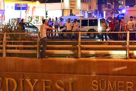 Anne-babası tekrar evlensin diye köprüye çıktı